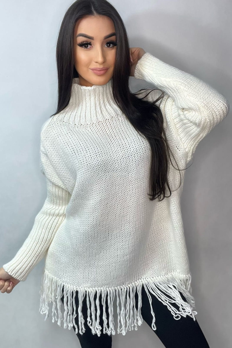 Asymetryczny sweter golf Iga z frędzlami Minouu ecru w Selavifashion.pl