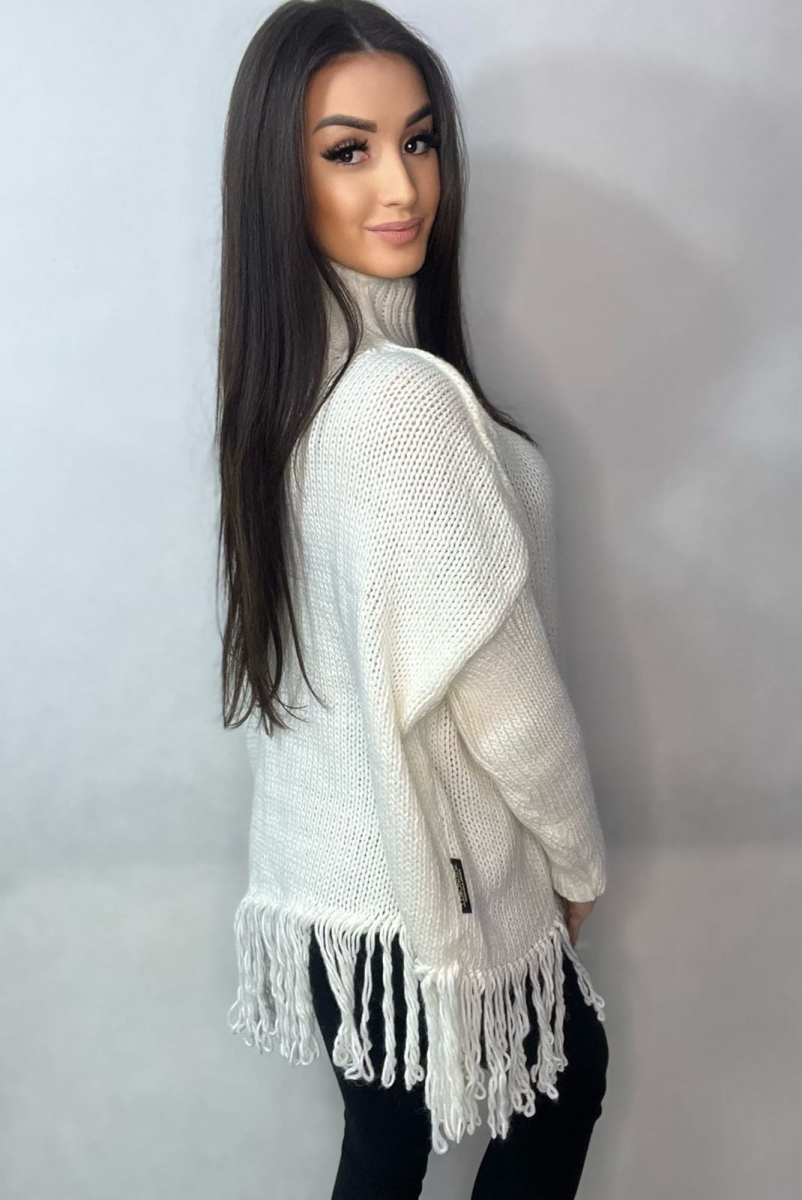 Asymetryczny sweter golf Iga z frędzlami Minouu ecru w Selavifashion.pl