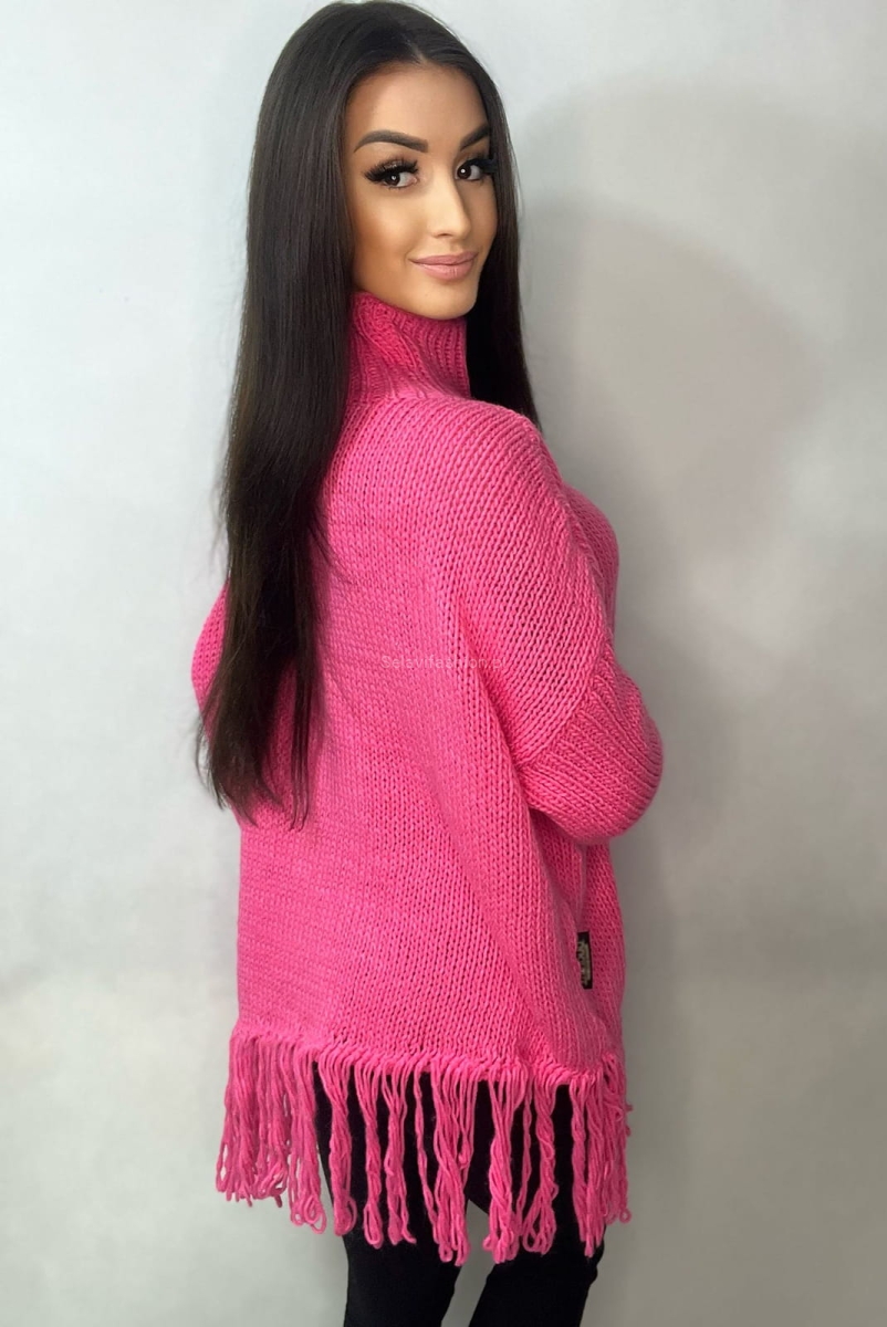 Asymetryczny sweter golf Iga z frędzlami Minouu fuksja w Selavifashion.pl