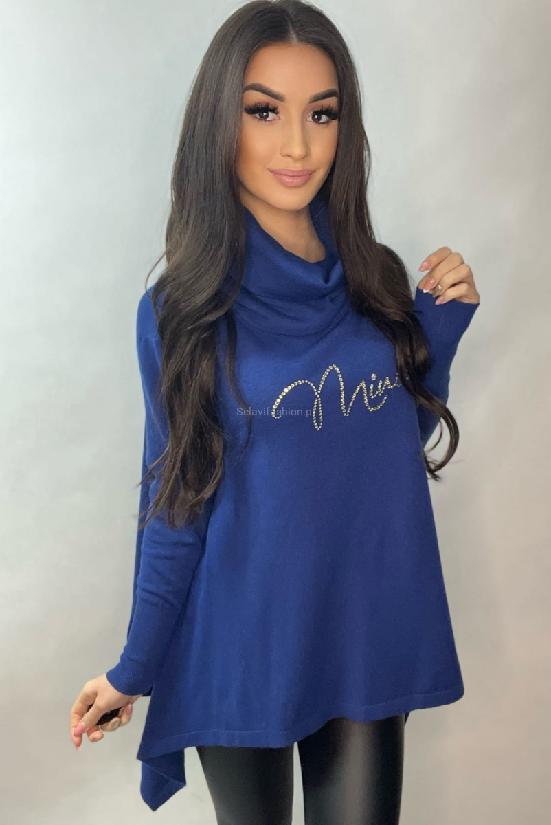 Asymetryczny oversizowy golf z firmowym napisem Minouu chabrowy w Selavifashion.pl