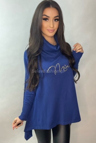 Asymetryczny oversizowy golf z firmowym napisem Minouu chabrowy w Selavifashion.pl