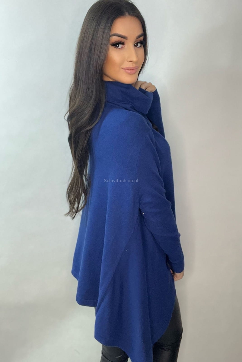 Asymetryczny oversizowy golf z firmowym napisem Minouu chabrowy w Selavifashion.pl