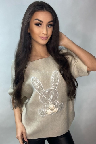 Sweter z krótkim rękawem Królik z różami Minouu jasny beż w Selavifashion.pl