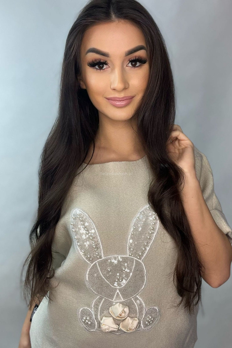 Sweter z krótkim rękawem Królik z różami Minouu jasny beż w Selavifashion.pl