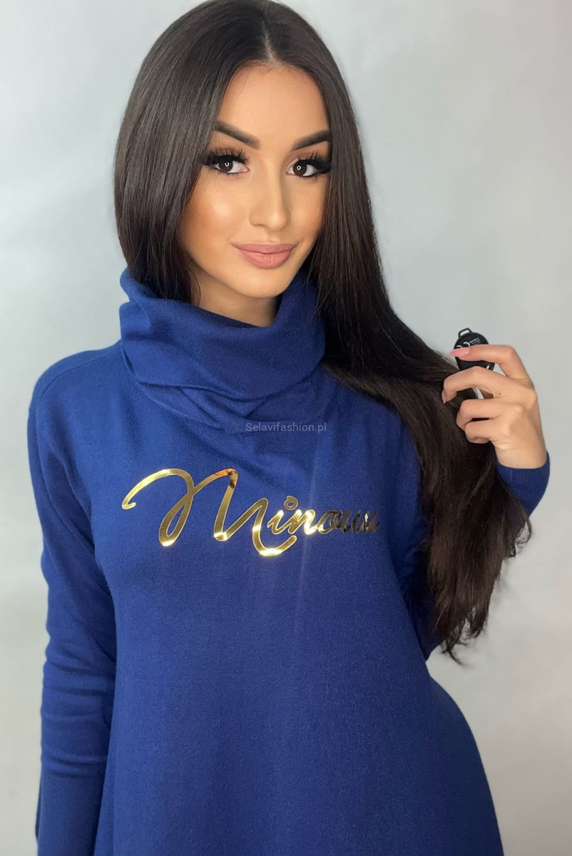 Asymetryczny oversizowy golf z firmowym napisem Minouu niebieski w Selavifashion.pl
