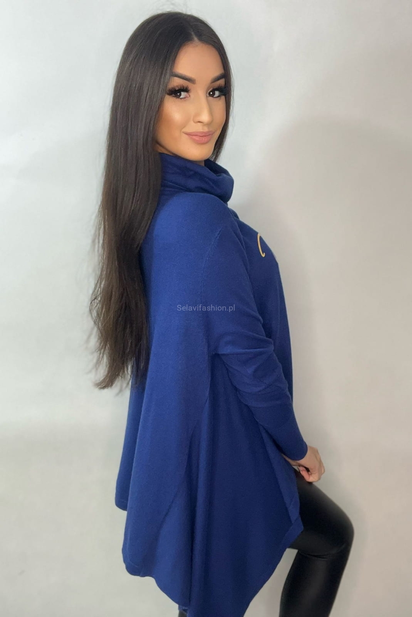 Asymetryczny oversizowy golf z firmowym napisem Minouu niebieski w Selavifashion.pl