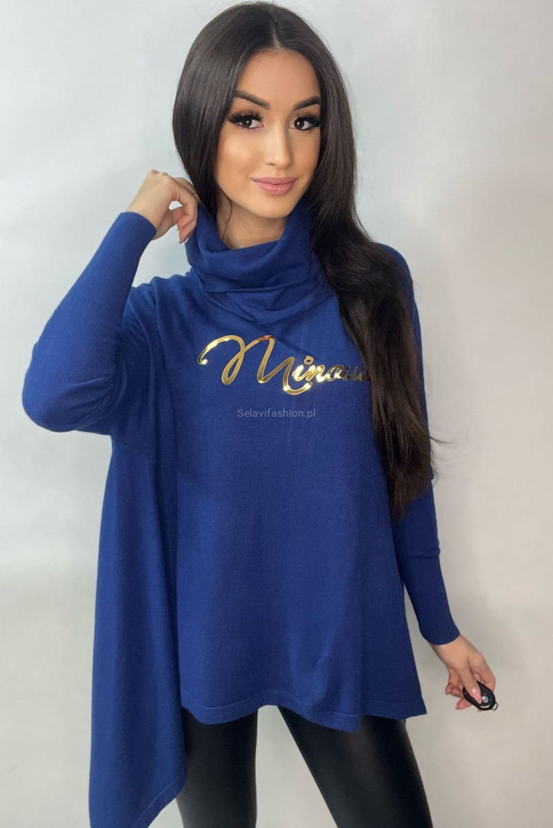 Asymetryczny oversizowy golf z firmowym napisem Minouu niebieski w Selavifashion.pl