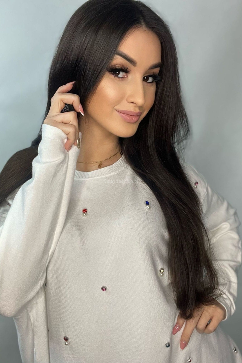 Sweter z kolorowymi kryształkami Minouu ecru w Selavifashion.pl