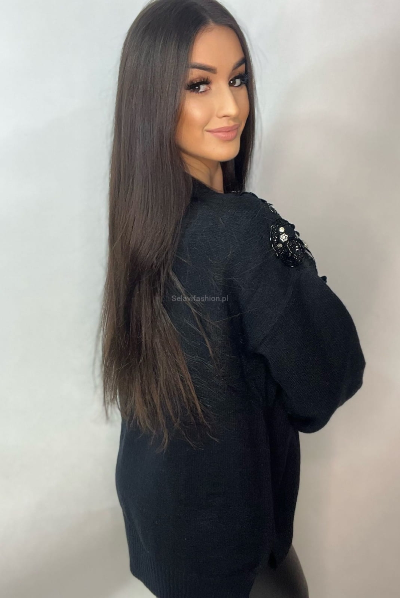 Sweter z błyszczącą aplikacją 3D na ramionach Minouu czarny w Selavifashion.pl