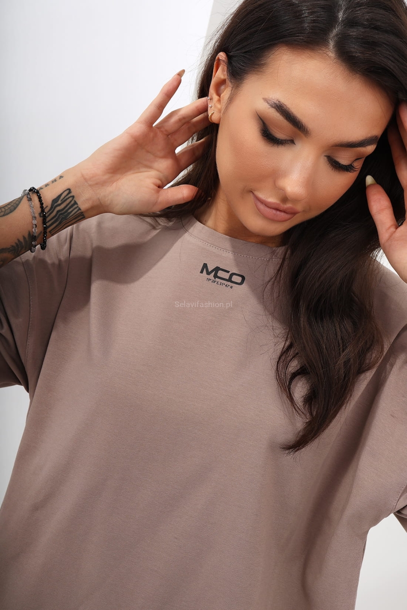 Długa bluzka koszulka t-shirt MCO Miss City Official beżowa w Selavifashion.pl