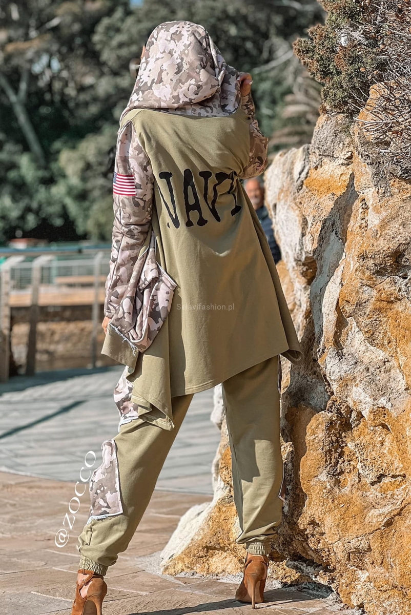 Bluza na zamek z kieszeniami oraz militarnymi nadrukami Zocco w Selavifashion.pl