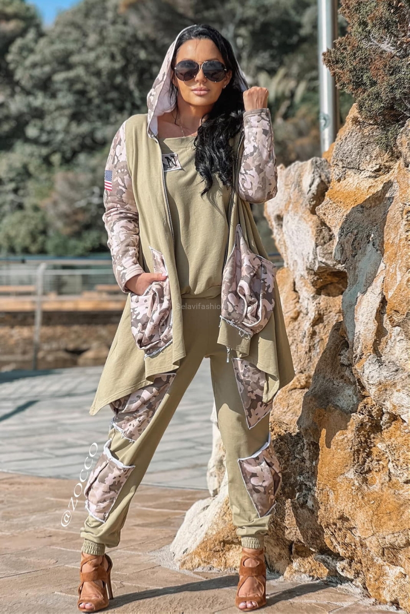 Bluza na zamek z kieszeniami oraz militarnymi nadrukami Zocco w Selavifashion.pl