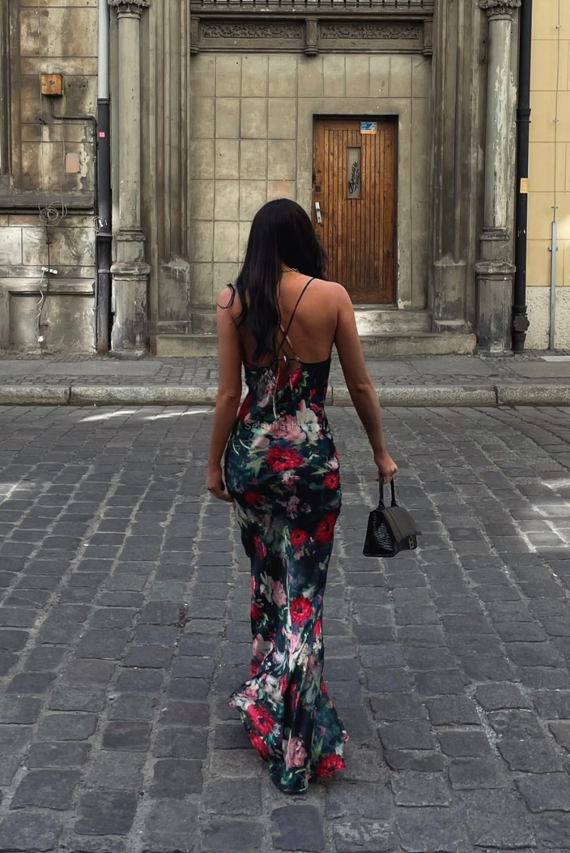 Długa sukienka w kwiaty na ramiączka LaMilla w Selavifashion.pl