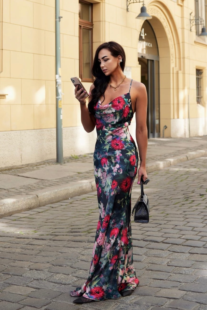 Długa sukienka w kwiaty na ramiączka LaMilla w Selavifashion.pl