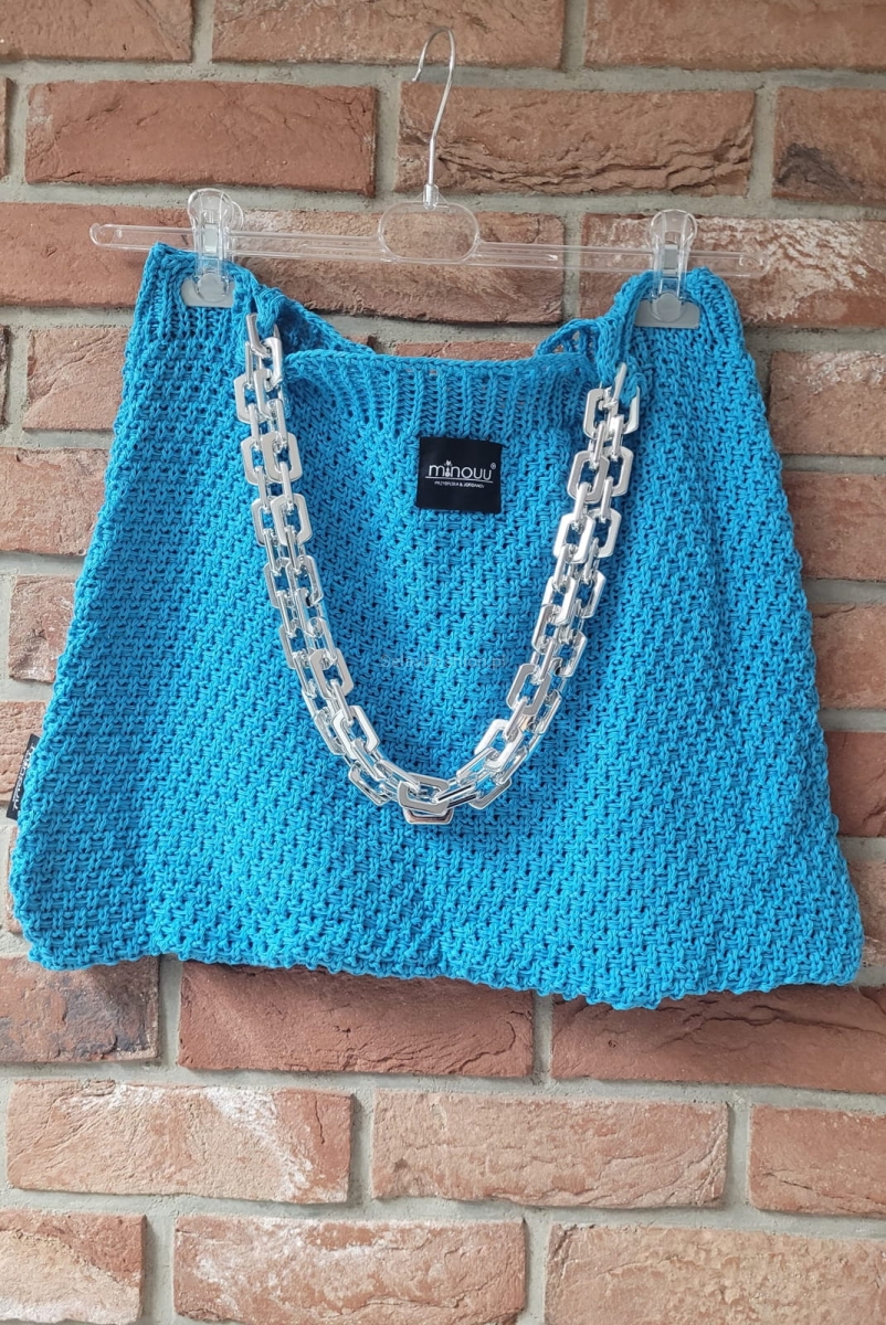 Dzianinowa torba na łańcuchu Minouu niebieska w Selavifashion.pl