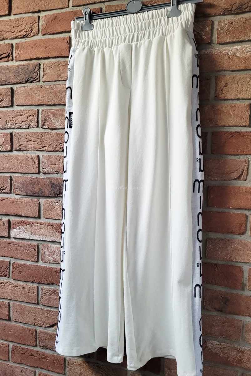 Dresowe spodnie z lampasami Minouu w Selavifashion.pl