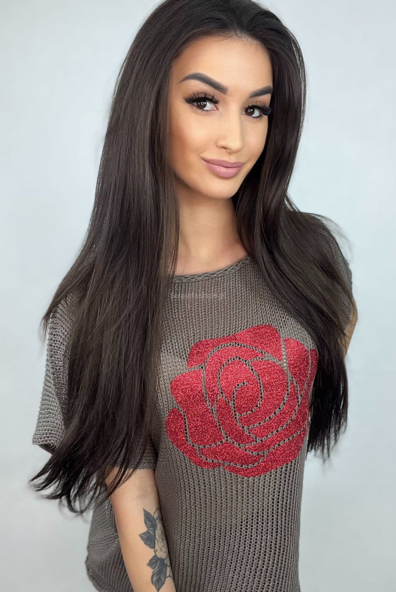 Sweter bezszwowy z różą Minouu brązowy w Selavifashion.pl