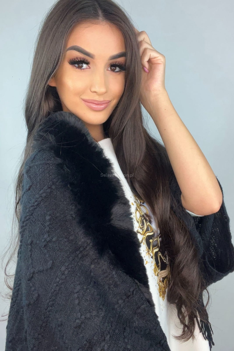 Oversizowy sweter ponczo z frędzlami i futrem Minouu czarny w Selavifashion.pl
