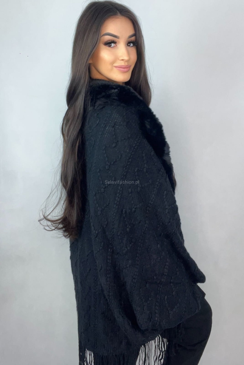 Oversizowy sweter ponczo z frędzlami i futrem Minouu czarny w Selavifashion.pl