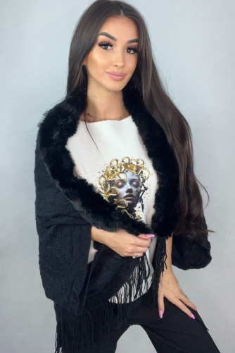 Oversizowy sweter ponczo z frędzlami i futrem Minouu czarny w Selavifashion.pl