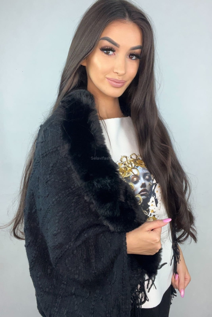 Oversizowy sweter ponczo z frędzlami i futrem Minouu czarny w Selavifashion.pl