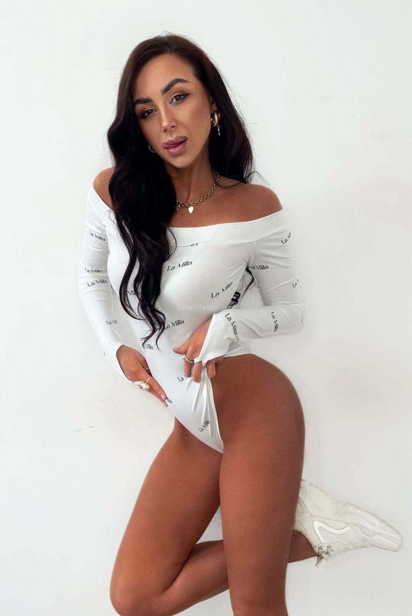 Body z hiszpańskim dekoltem z napisami LaMilla biały w Selavifashion.pl