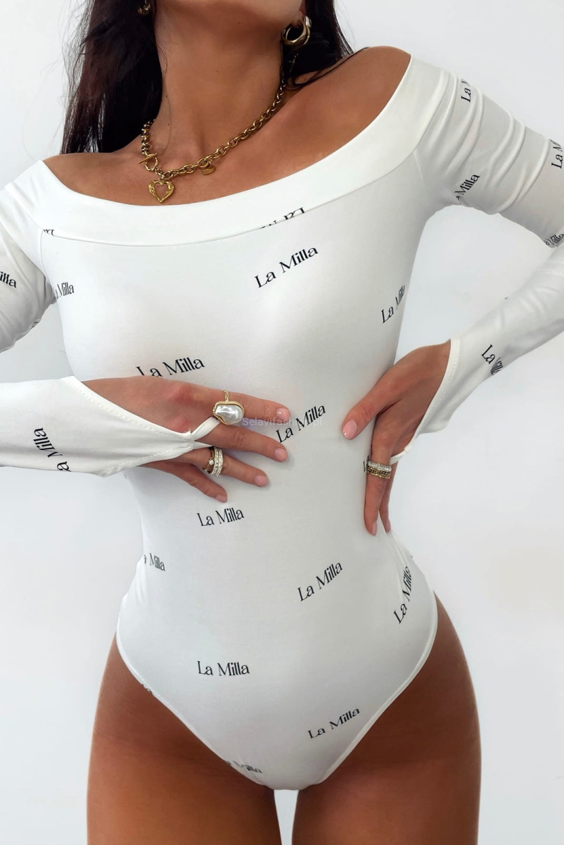 Body z hiszpańskim dekoltem z napisami LaMilla biały w Selavifashion.pl