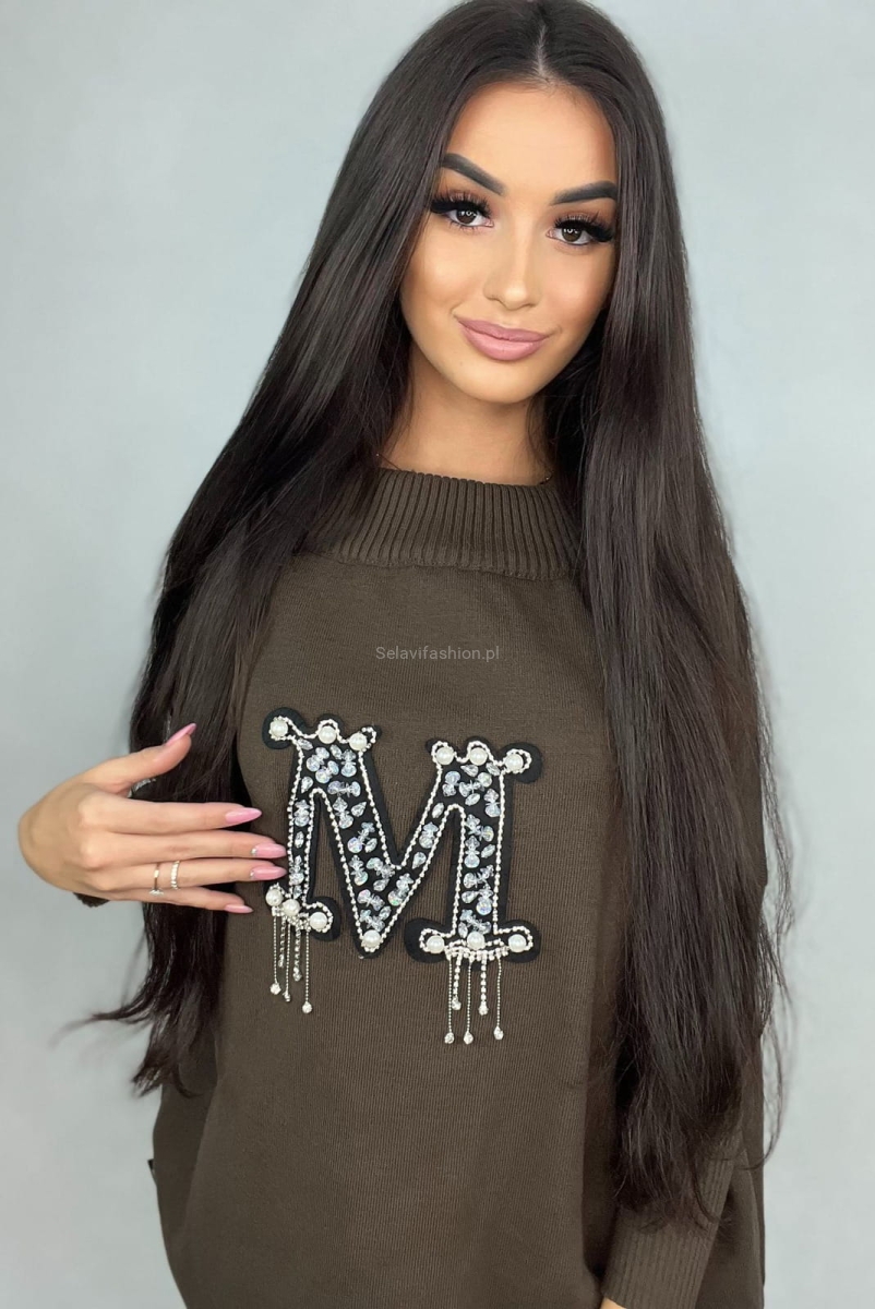 Sweter z aplikacją M w ozdobne kamienia Minouu brązowy w Selavifashion.pl