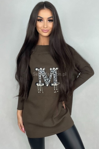 Sweter z aplikacją M w ozdobne kamienia Minouu brązowy w Selavifashion.pl