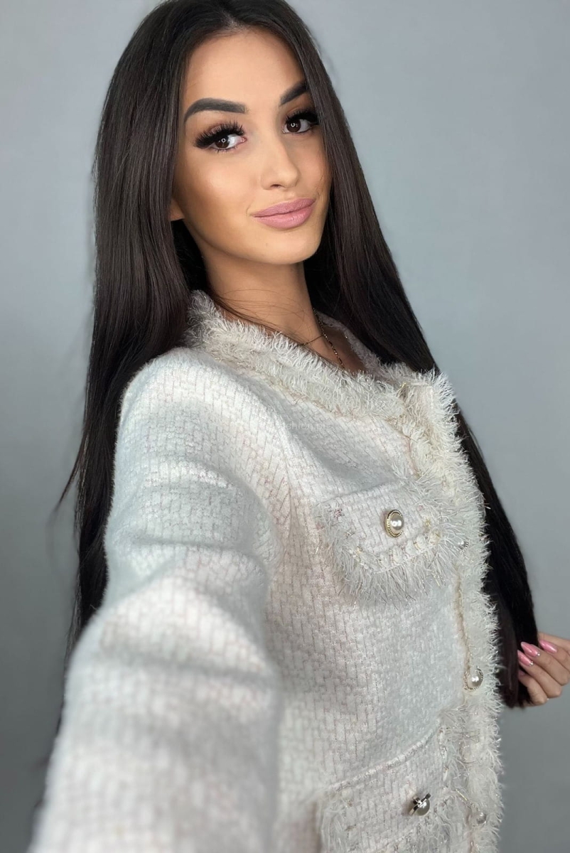 Sweter marynarka z błyszczącą nitką zapinany na ozdobne guziki Minouu biały w Selavifashion.pl