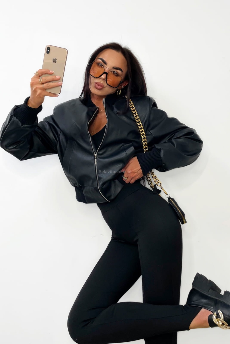 Krótka kurtka bomberka LaMilla czarna w Selavifashion.pl