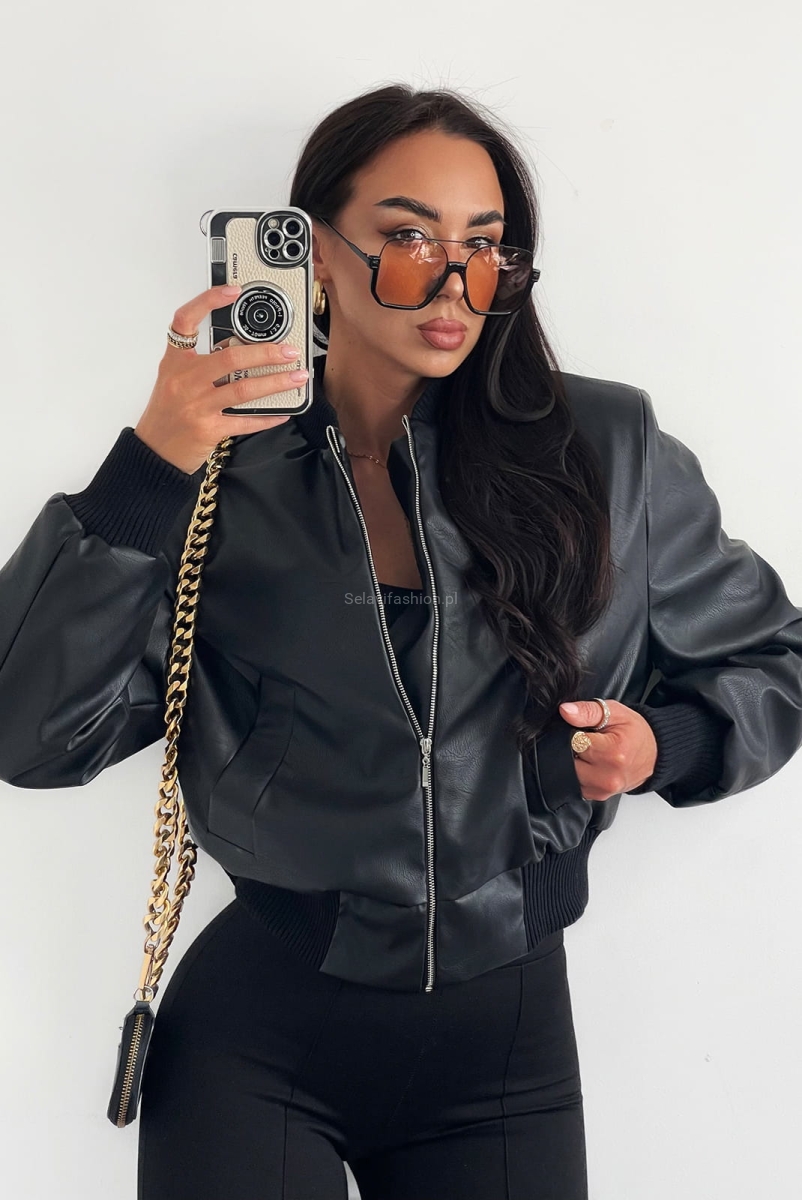 Krótka kurtka bomberka LaMilla czarna w Selavifashion.pl