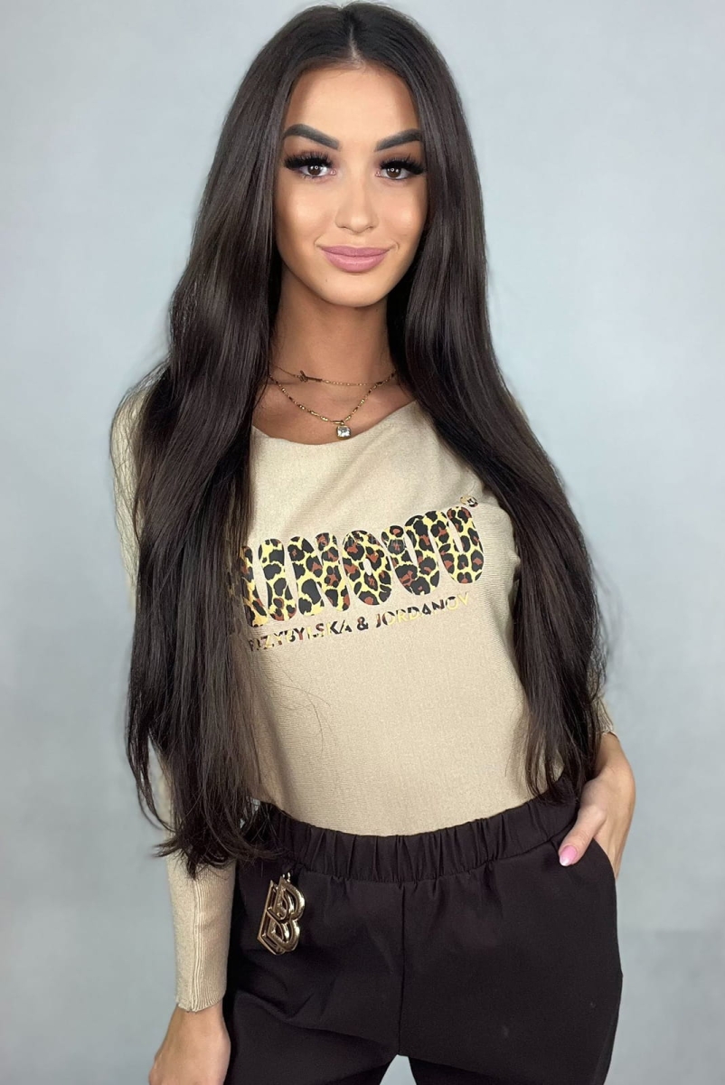 Bluzka swetrowa z logo Minouu gepard beżowa w Selavifashion.pl