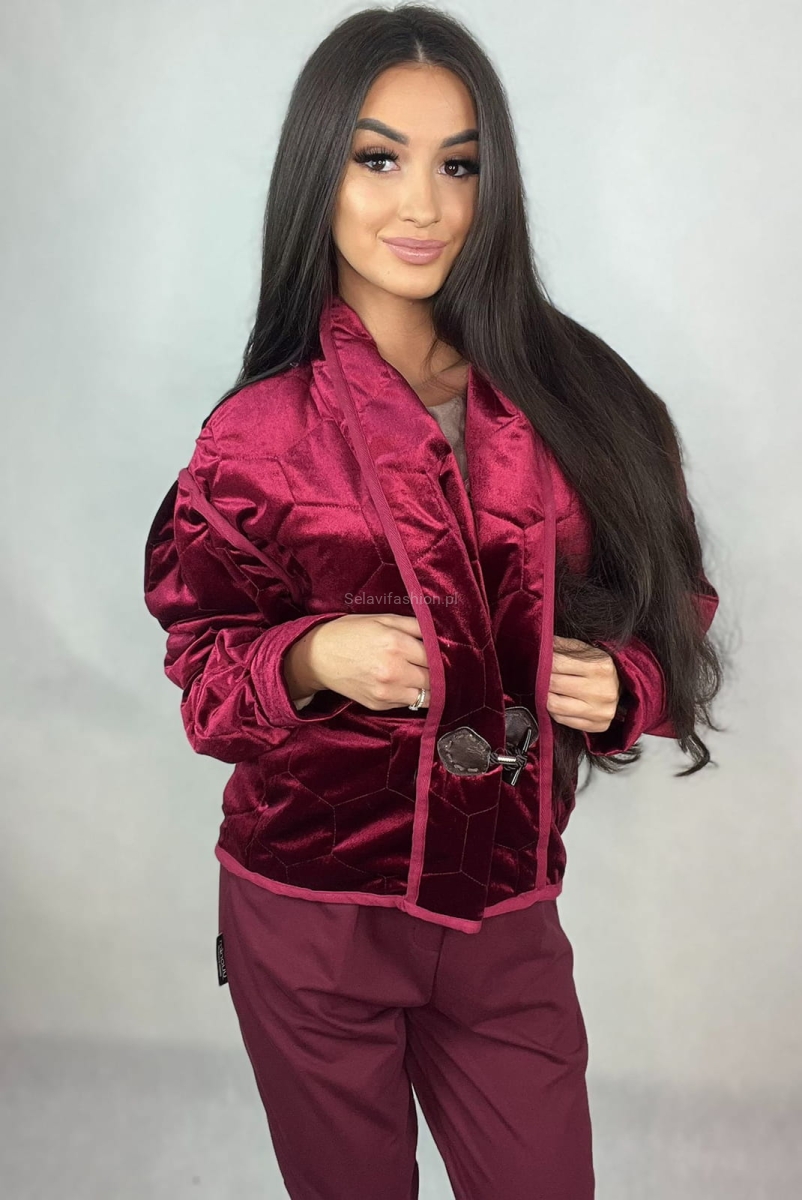 Welurowa kurtka zapinana na guzik Minouu bordowa w Selavifashion.pl
