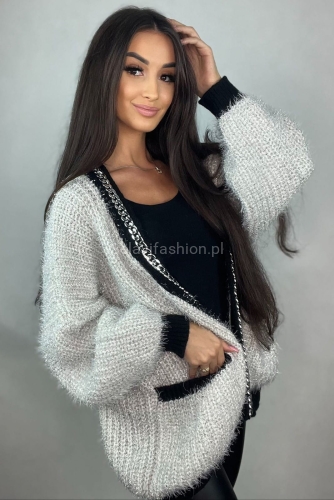 Oversizowy sweter z ozdobnym łańcuszkiem Minouu w Selavifashion.pl