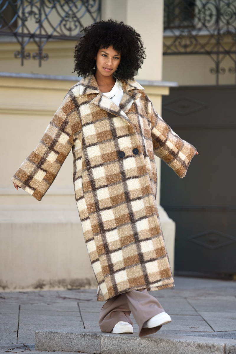 Oversizowy płaszcz Power Moves Miss City Official beżowy w Selavifashion.pl