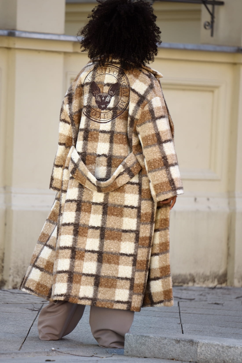 Oversizowy płaszcz Power Moves Miss City Official beżowy w Selavifashion.pl