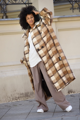 Oversizowy płaszcz Power Moves Miss City Official beżowy w Selavifashion.pl