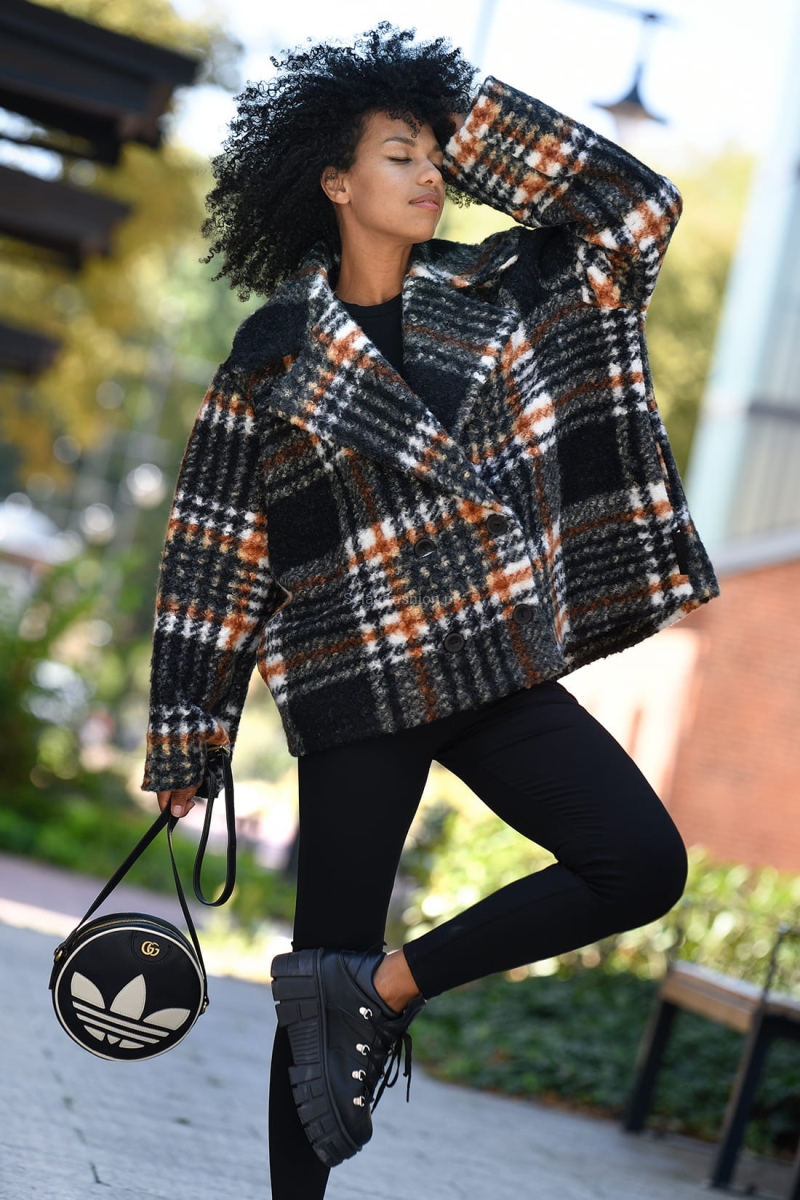 Krótki płaszcz wełniany Unwritten Miss City Official czarny w Selavifashion.pl