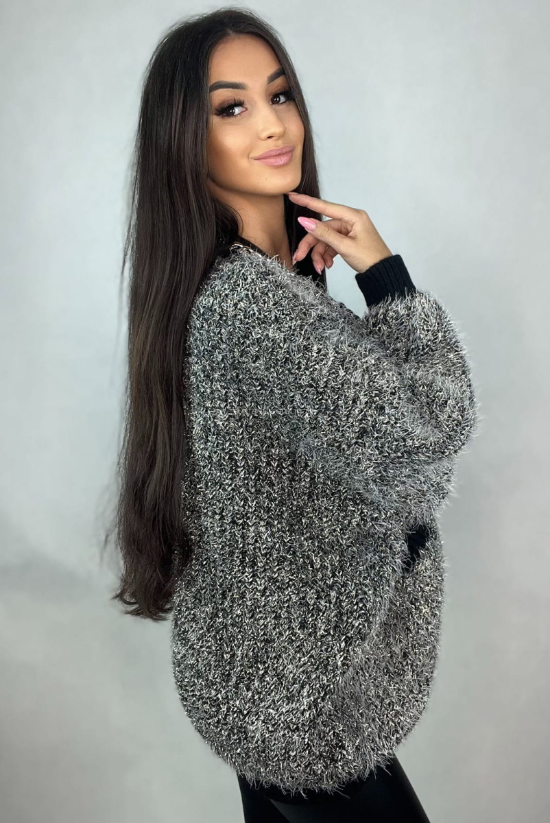 Oversizowy sweter z ozdobnym łańcuszkiem Minouu grafitowy w Selavifashion.pl