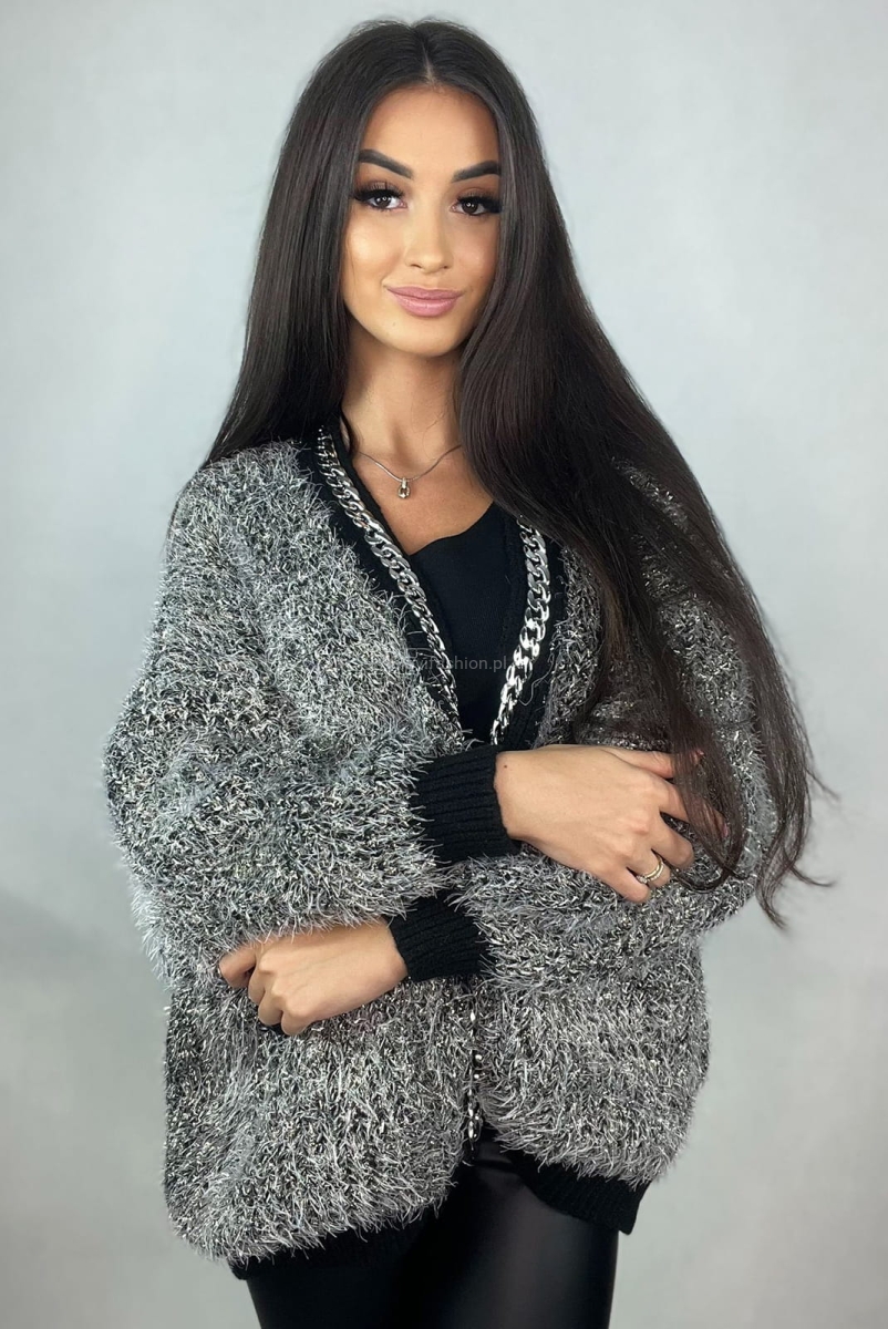 Oversizowy sweter z ozdobnym łańcuszkiem Minouu grafitowy w Selavifashion.pl