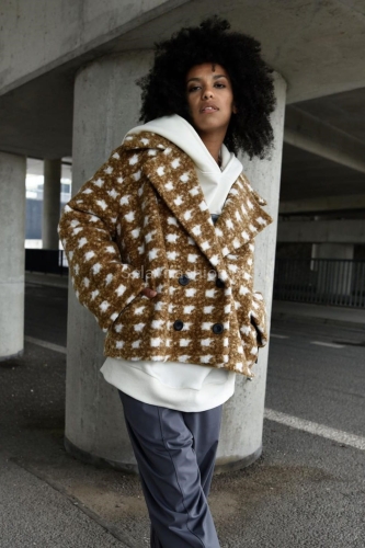 Krótki płaszcz wełniany Unwritten Miss City Official w pepitkę brązowy w Selavifashion.pl