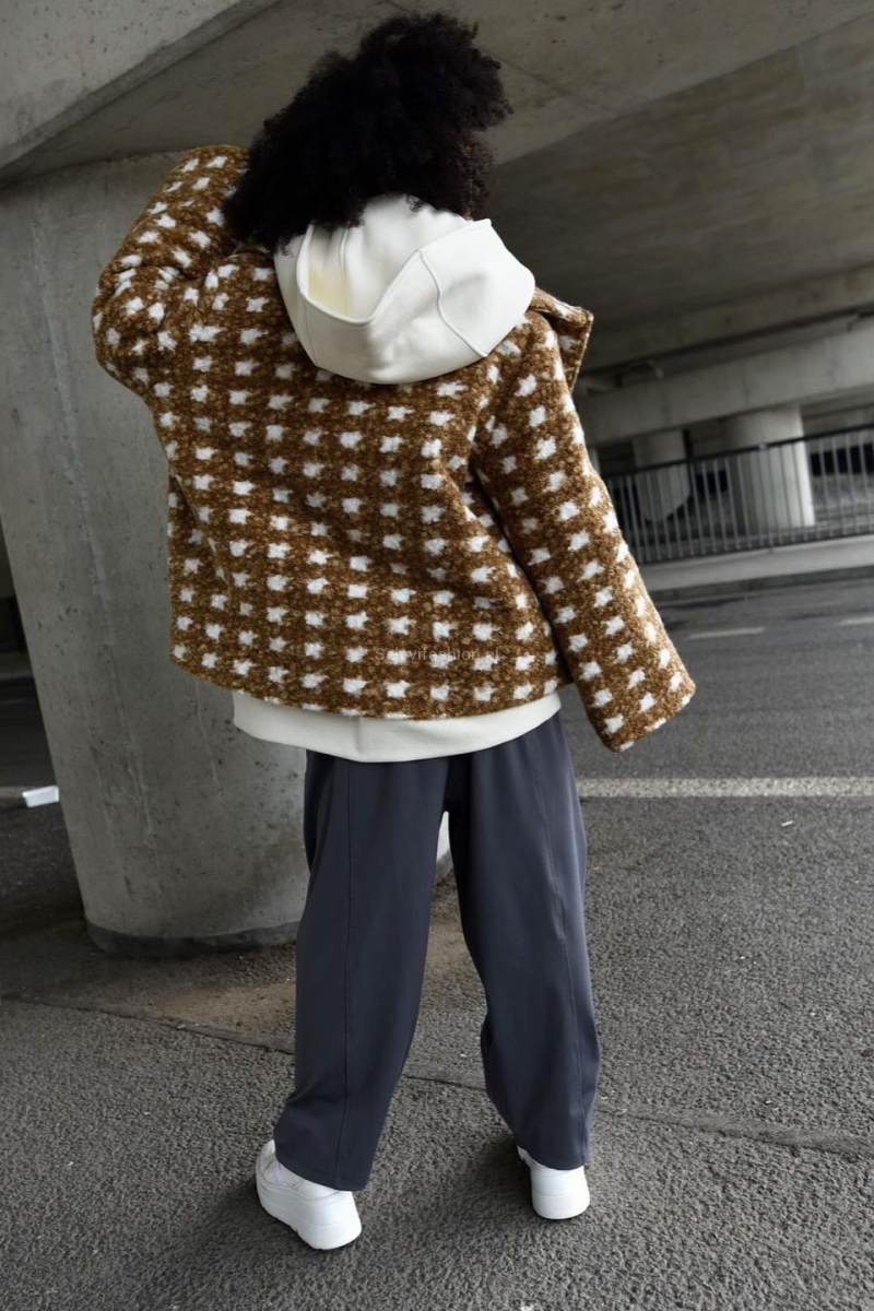 Krótki płaszcz wełniany Unwritten Miss City Official w pepitkę brązowy w Selavifashion.pl