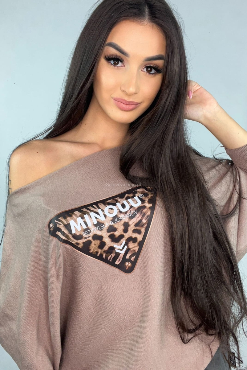 Bluzka swetrowa Gepard z logo Minouu camel w Selavifashion.pl