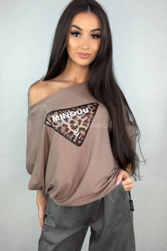 Bluzka swetrowa Gepard z logo Minouu camel w Selavifashion.pl