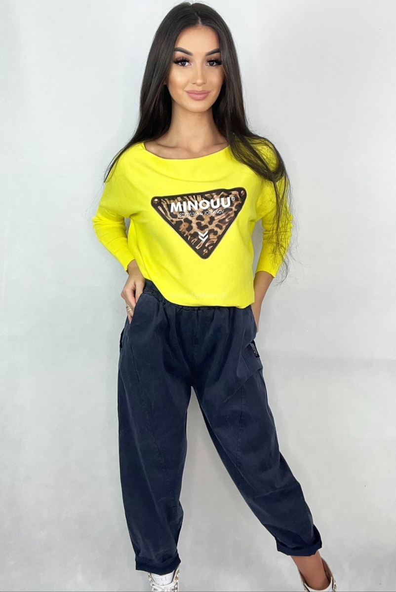 Bluzka swetrowa Gepard z logo Minouu żółty w Selavifashion.pl