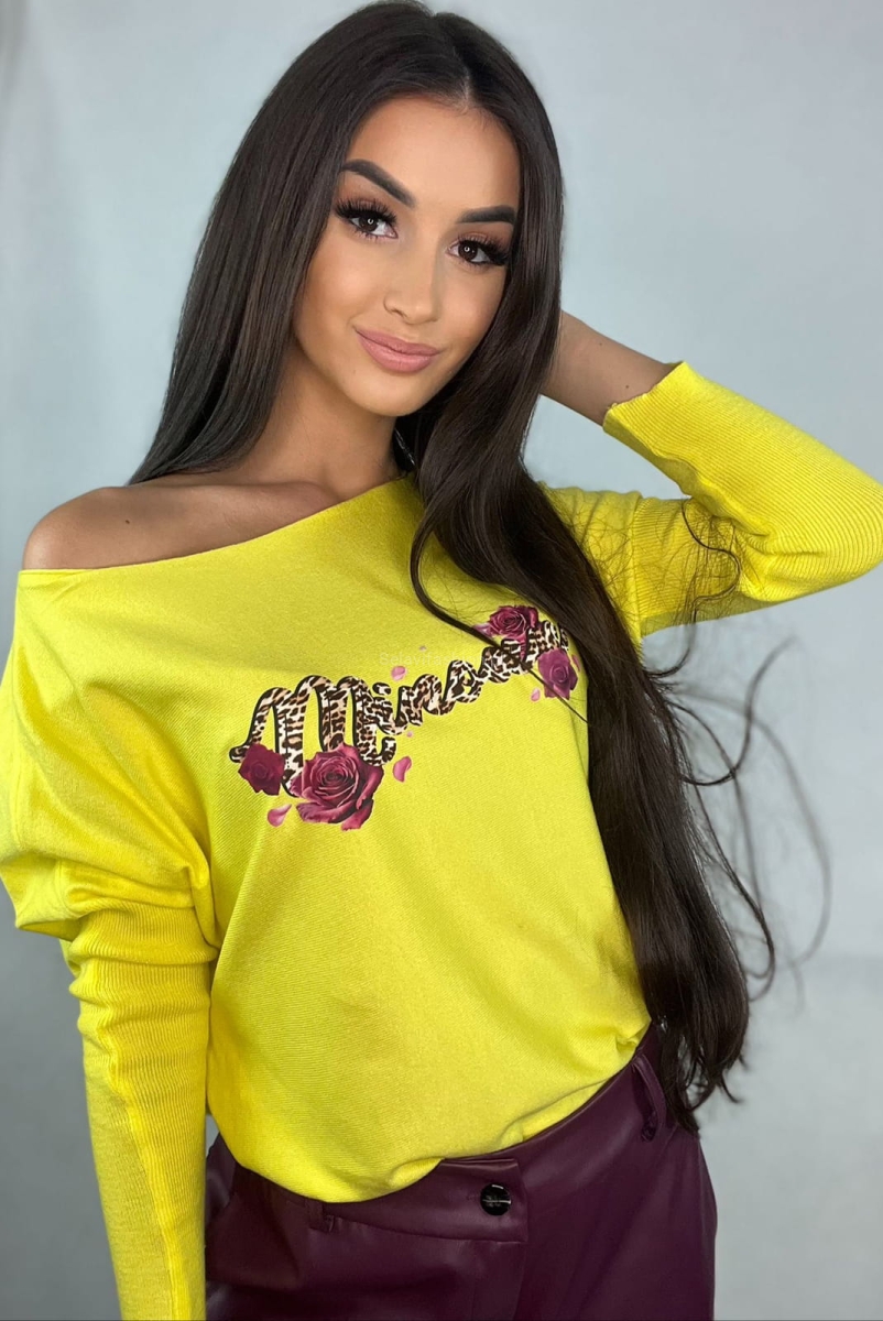 Bluzka swetrowa róże z logo Minouu żółta w Selavifashion.pl