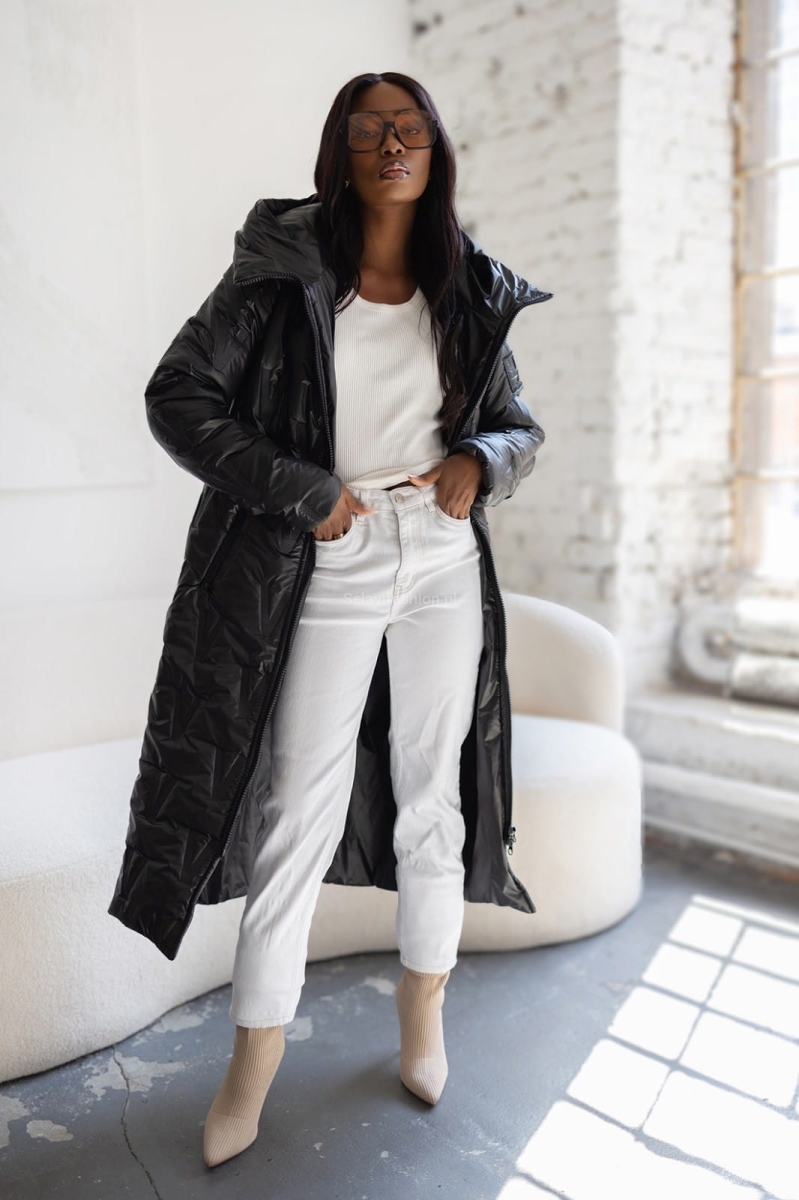 Długa ocieplana kurtka z kapturem LaDonna czarna w Selavifashion.pl