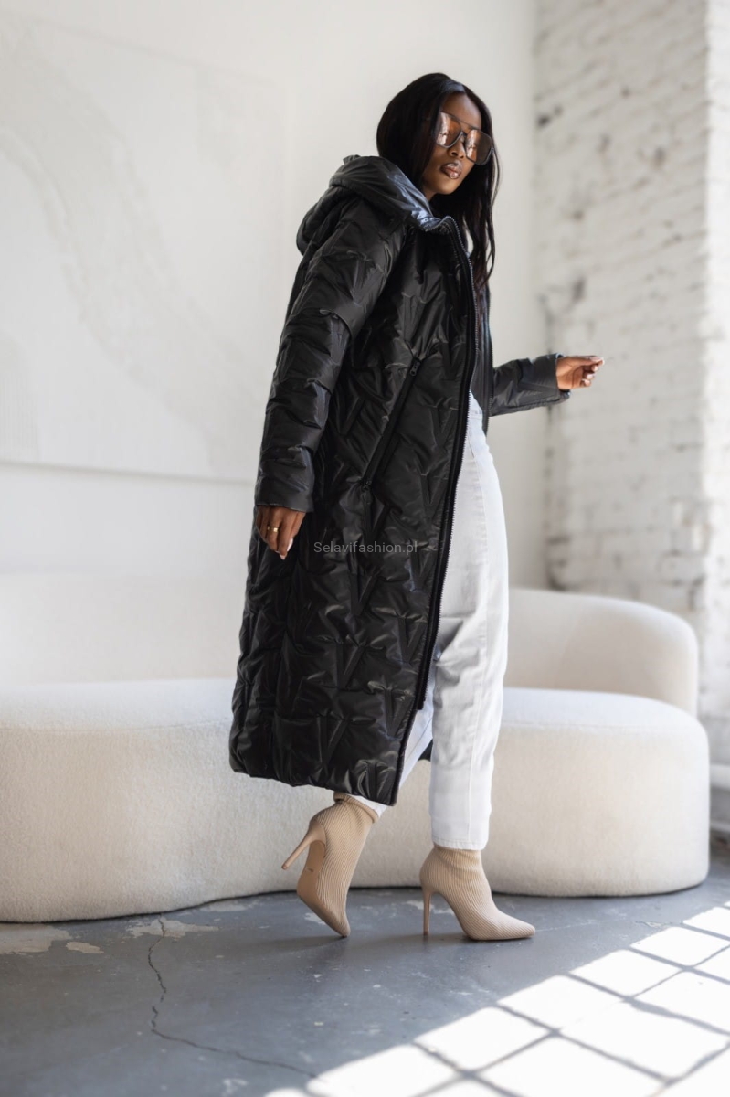 Długa ocieplana kurtka z kapturem LaDonna czarna w Selavifashion.pl