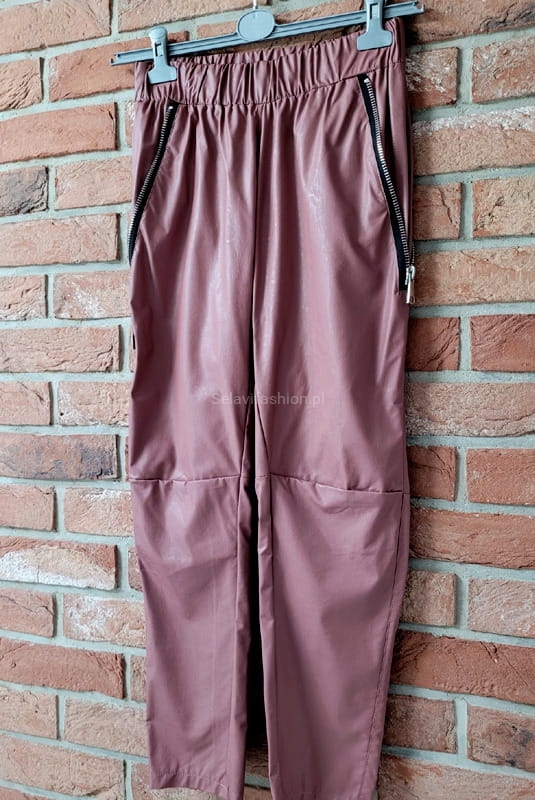 Spodnie ekoskóra z suwakami Sandra różowe Minouu w Selavifashion.pl